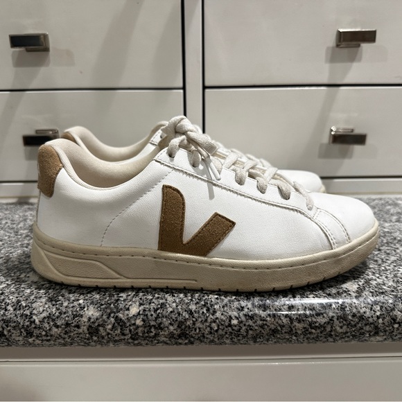 Veja Shoes - Woman’s Veja Sneaker EU 39, US 8, UK 6